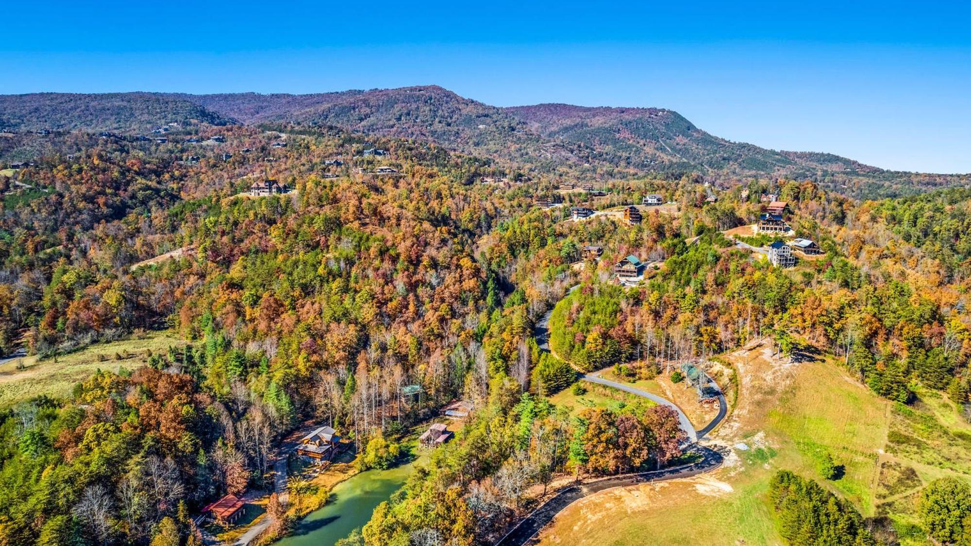 Bearfoot Pines - True Log Cabin - Wi-Fi, Hot Tub, Fishing, Deck With Views! - Mins To Pf Sevierville Exterior photo