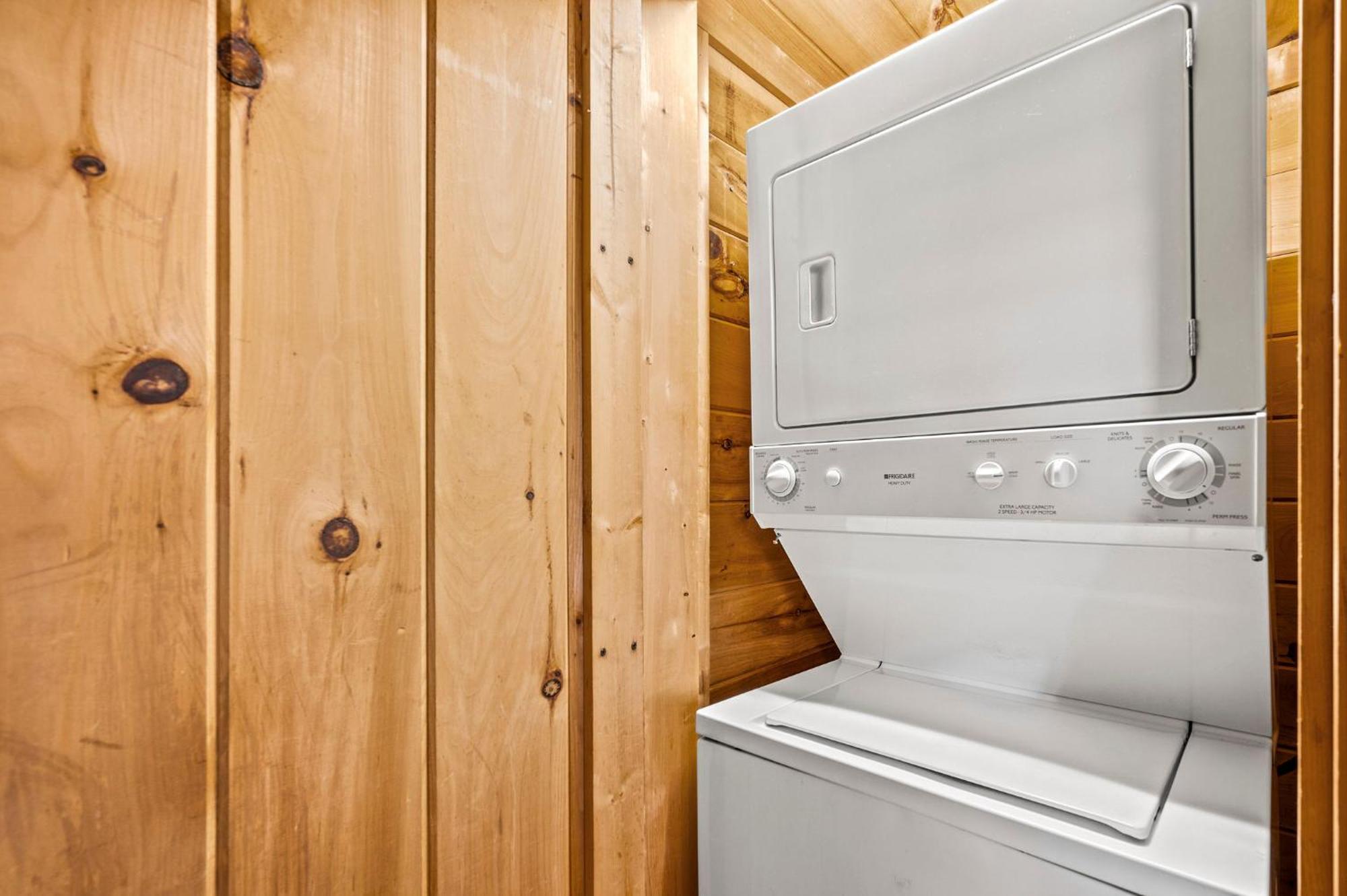 Bearfoot Pines - True Log Cabin - Wi-Fi, Hot Tub, Fishing, Deck With Views! - Mins To Pf Sevierville Exterior photo