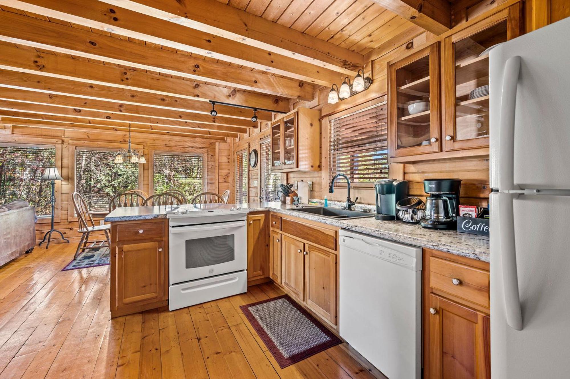 Bearfoot Pines - True Log Cabin - Wi-Fi, Hot Tub, Fishing, Deck With Views! - Mins To Pf Sevierville Exterior photo