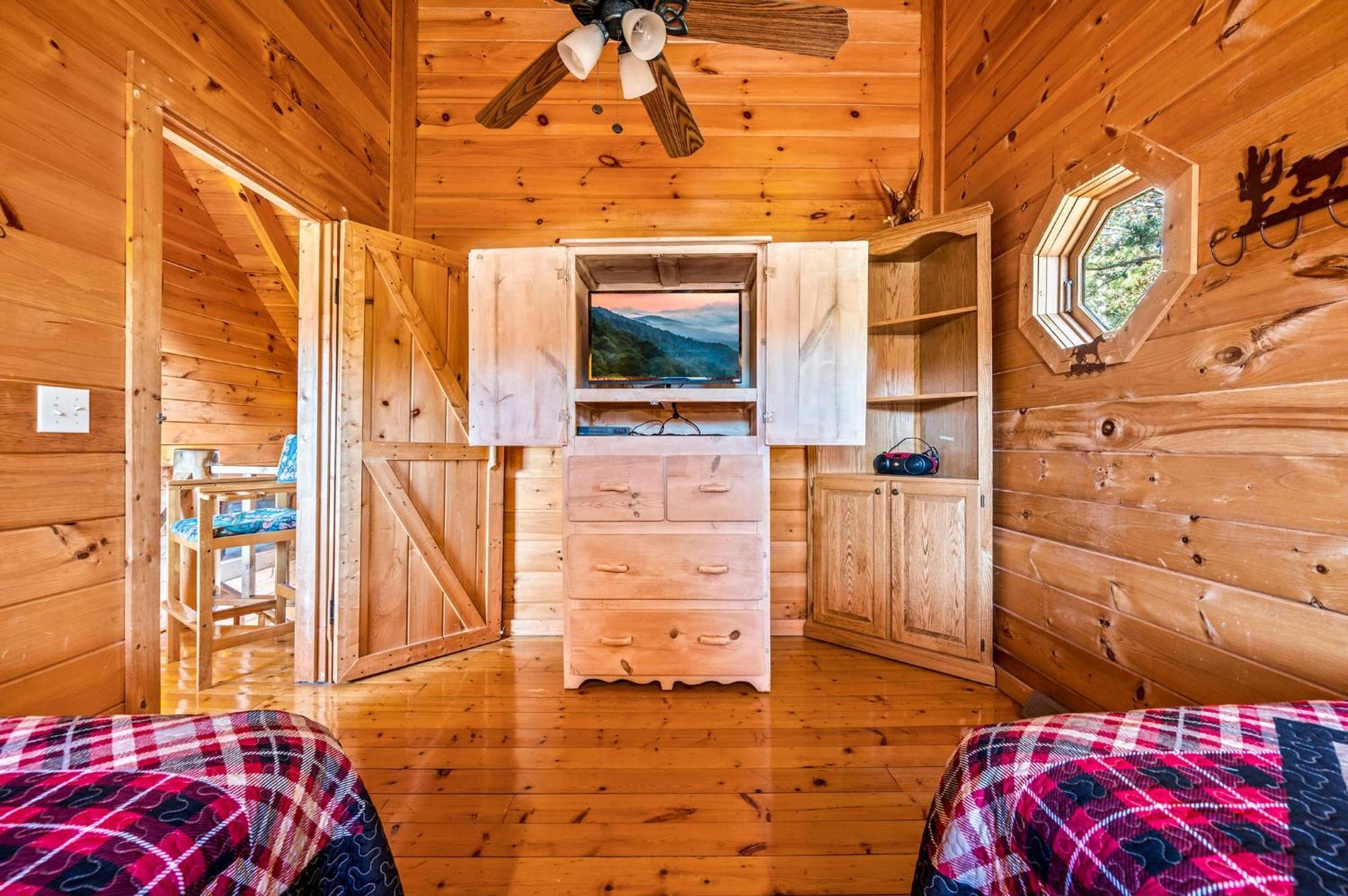 Bearfoot Pines - True Log Cabin - Wi-Fi, Hot Tub, Fishing, Deck With Views! - Mins To Pf Sevierville Exterior photo