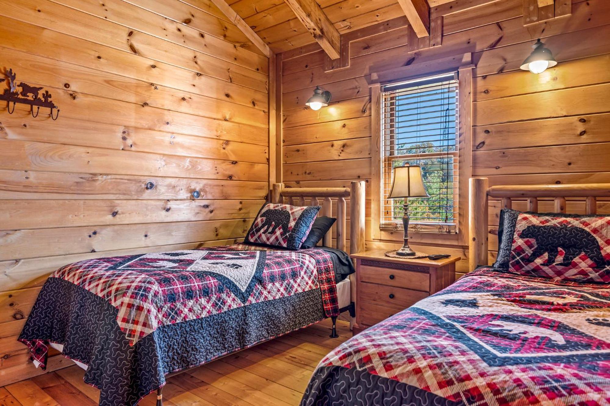 Bearfoot Pines - True Log Cabin - Wi-Fi, Hot Tub, Fishing, Deck With Views! - Mins To Pf Sevierville Exterior photo