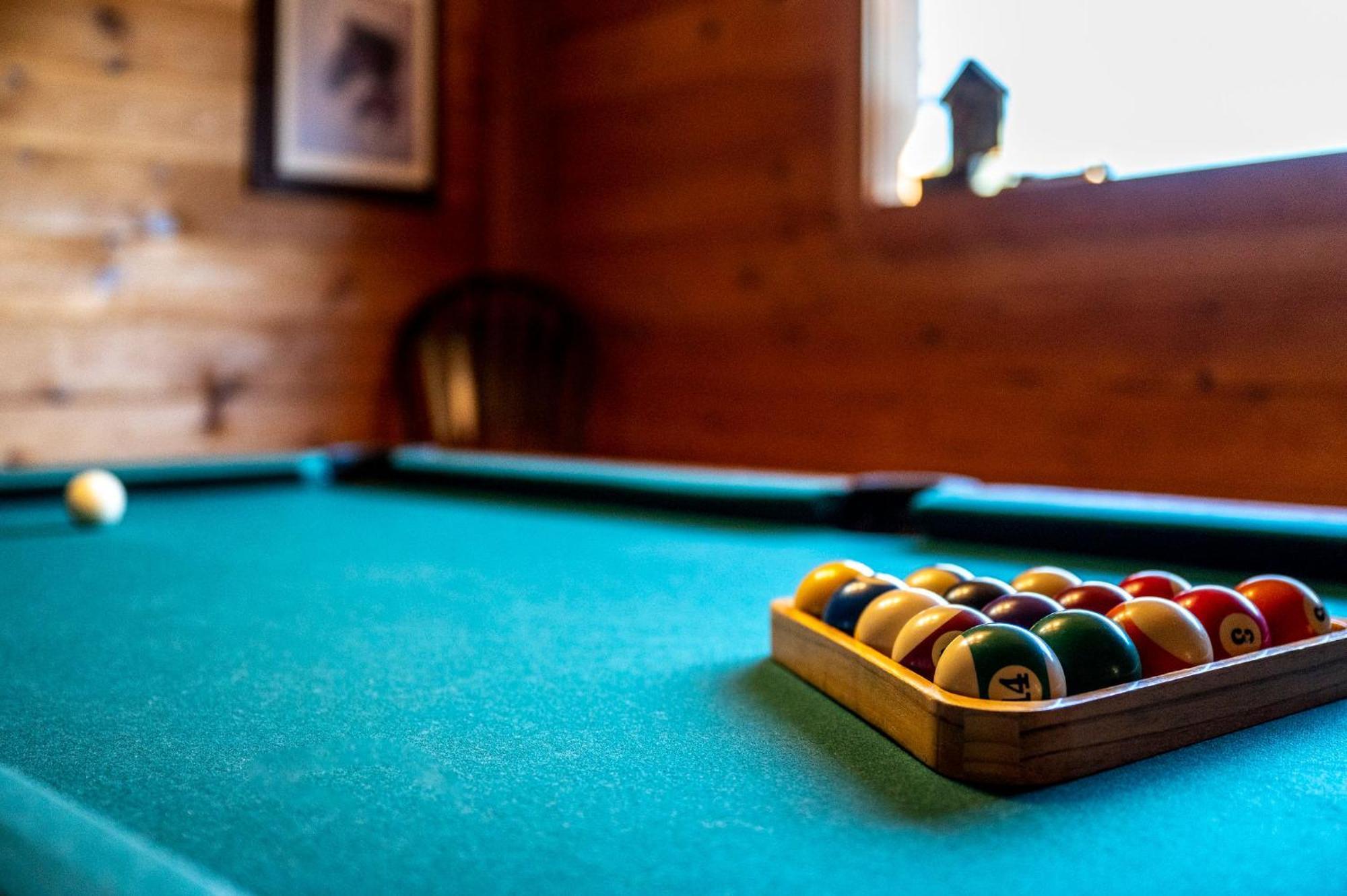 Bearfoot Pines - True Log Cabin - Wi-Fi, Hot Tub, Fishing, Deck With Views! - Mins To Pf Sevierville Exterior photo