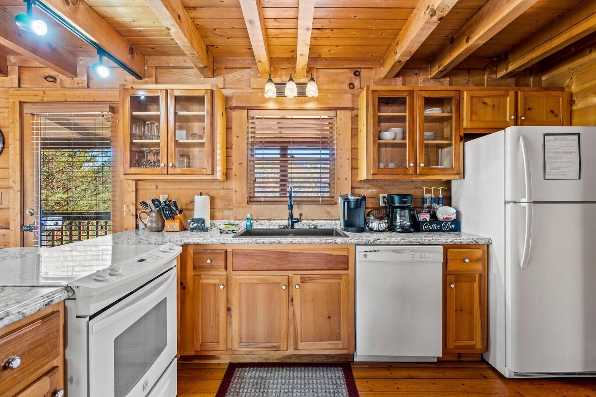 Bearfoot Pines - True Log Cabin - Wi-Fi, Hot Tub, Fishing, Deck With Views! - Mins To Pf Sevierville Exterior photo
