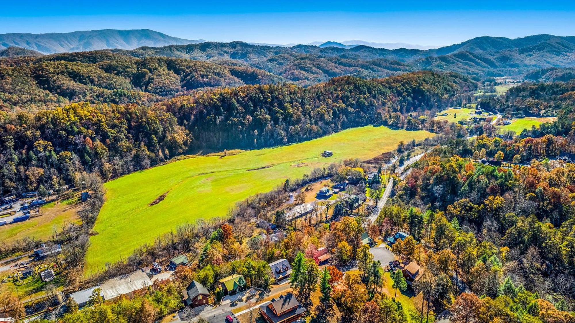 Bearfoot Pines - True Log Cabin - Wi-Fi, Hot Tub, Fishing, Deck With Views! - Mins To Pf Sevierville Exterior photo